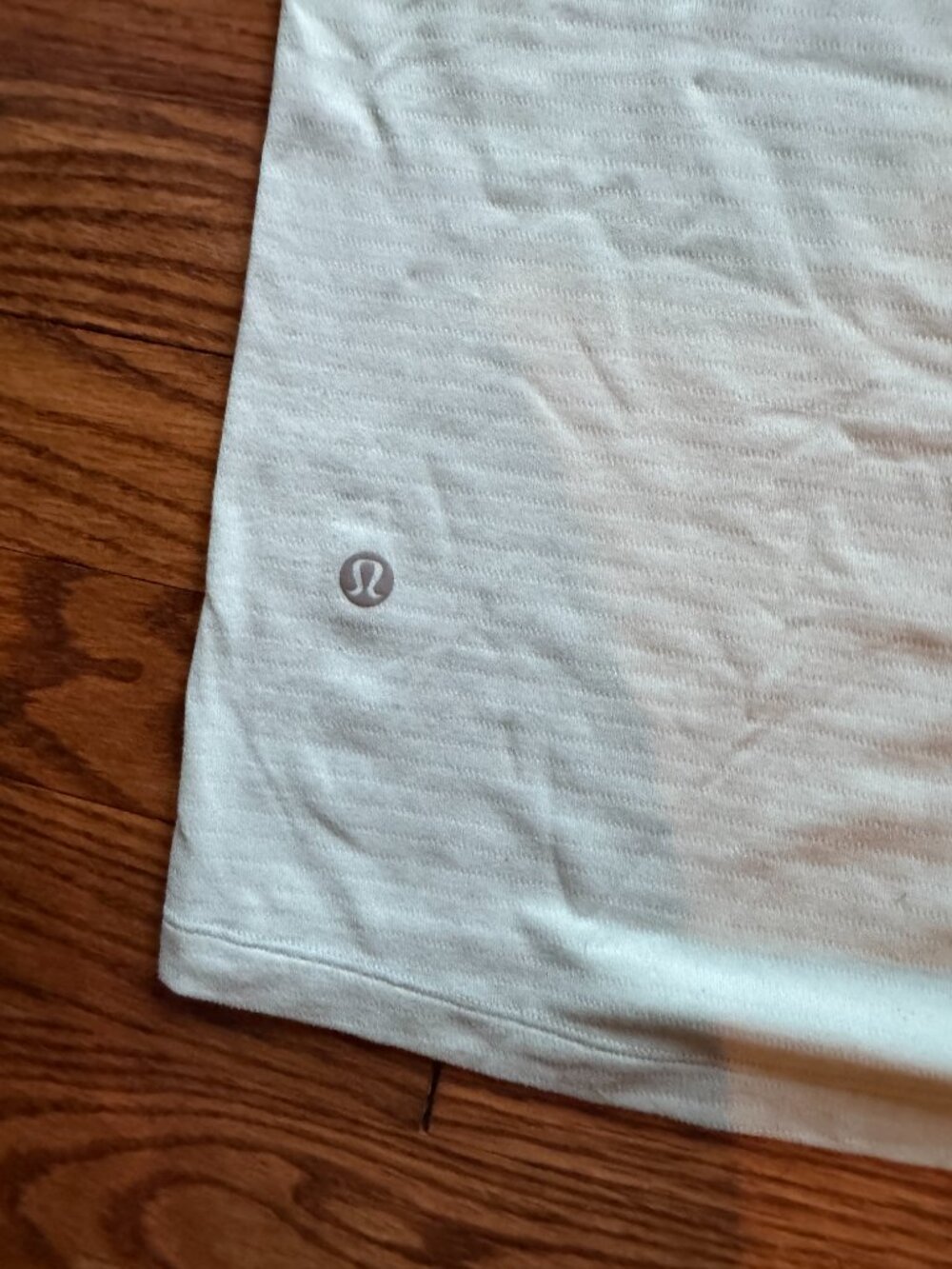 Lululemon "license to train" classic fit top, Size 6 - Picture 5 of 7